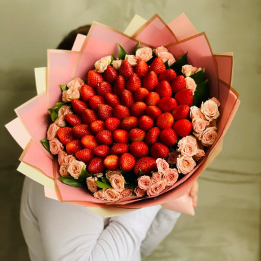 Клубничный букет с кустовыми розами