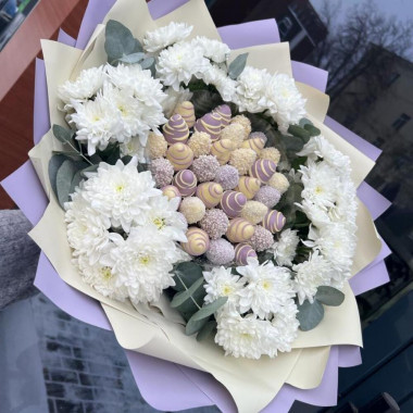 Букет с ягодами в шоколаде и свежими цветами